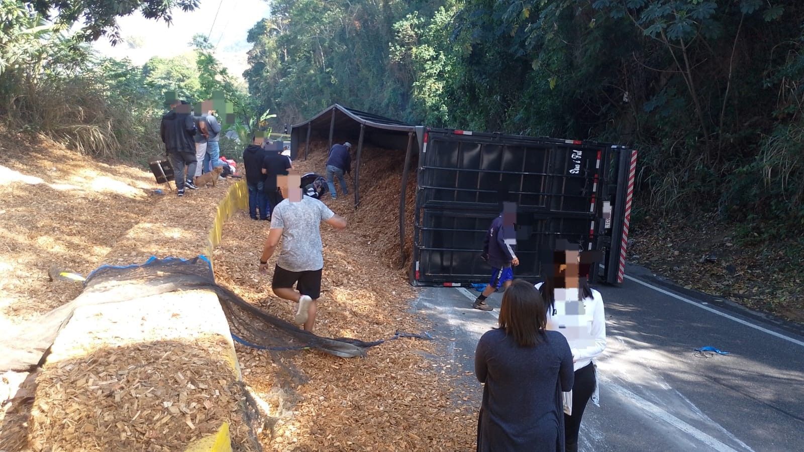 Caminhão carregado de serragem tomba na Serra das Araras, resultando em duas mortes. Reprodução: Globo