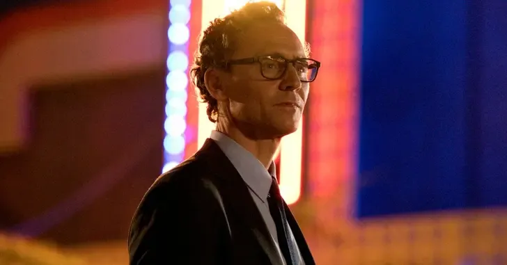 Tom Hiddleston estrela o novo filme baseado em conto de Stephen King, 'A Vida de Chuck'. Reprodução: Legião dos Heróis.