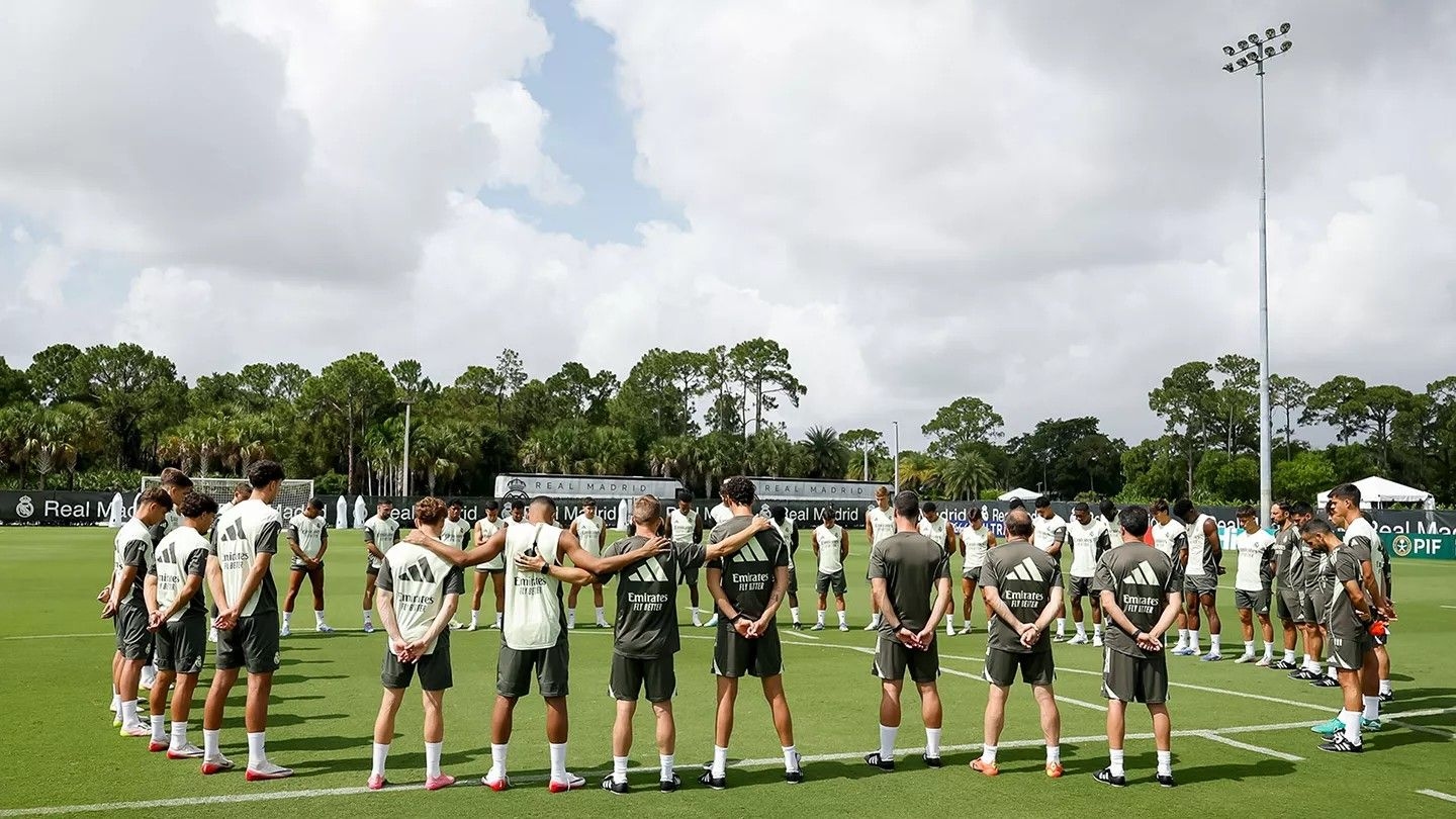 Elenco do Real Madrid faz um minuto de silêncio em homenagem a Diogo Jota e André Silva. Reprodução: Globo