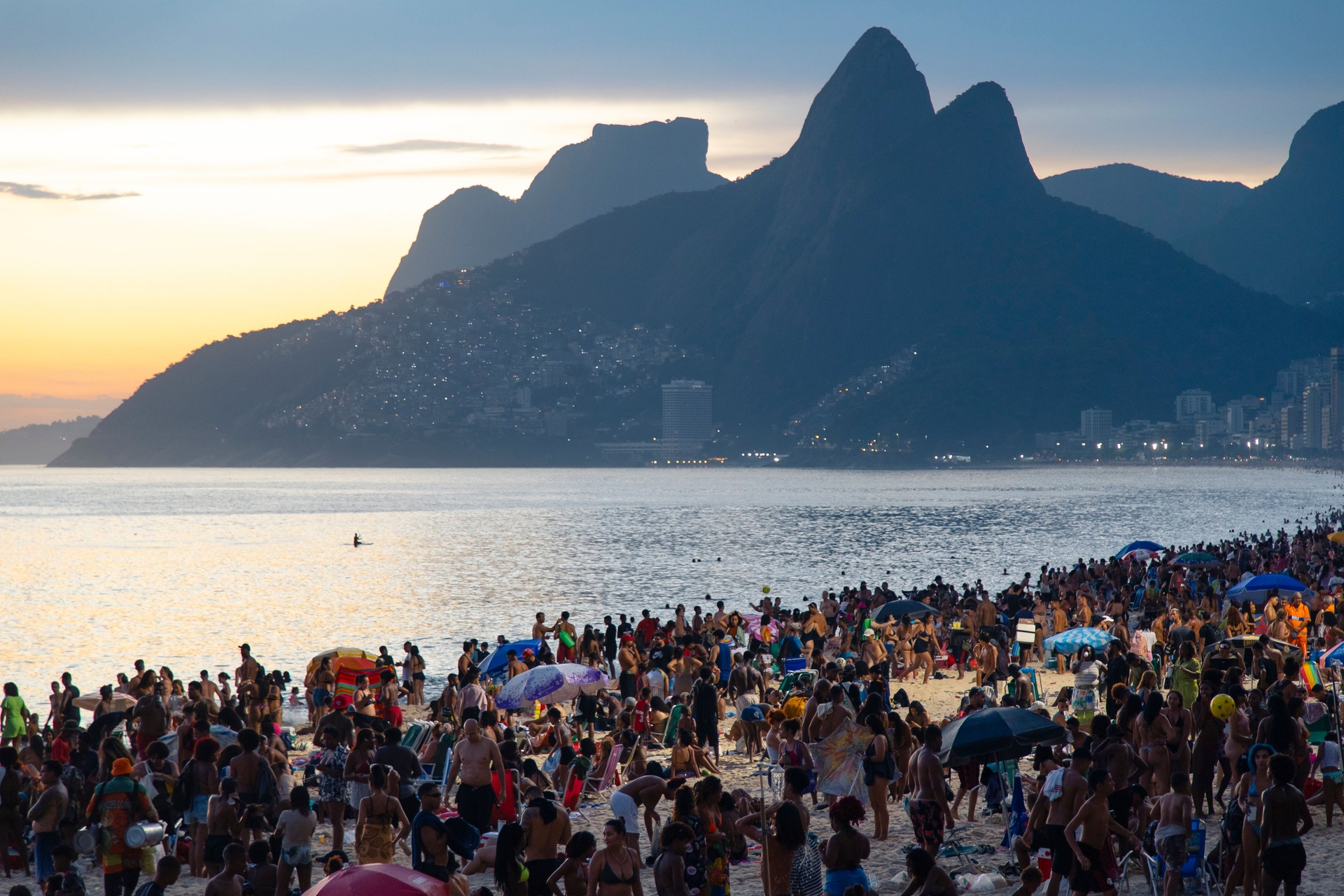 Praias do Arpoador e Ipanema lotadas durante um dia ensolarado no Rio de Janeiro. Reprodução: Globo
