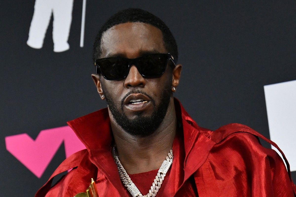 Sean Combs, conhecido como Diddy, enfrenta sérias acusações de extorsão e tráfico sexual em tribunal. Reprodução: O Globo