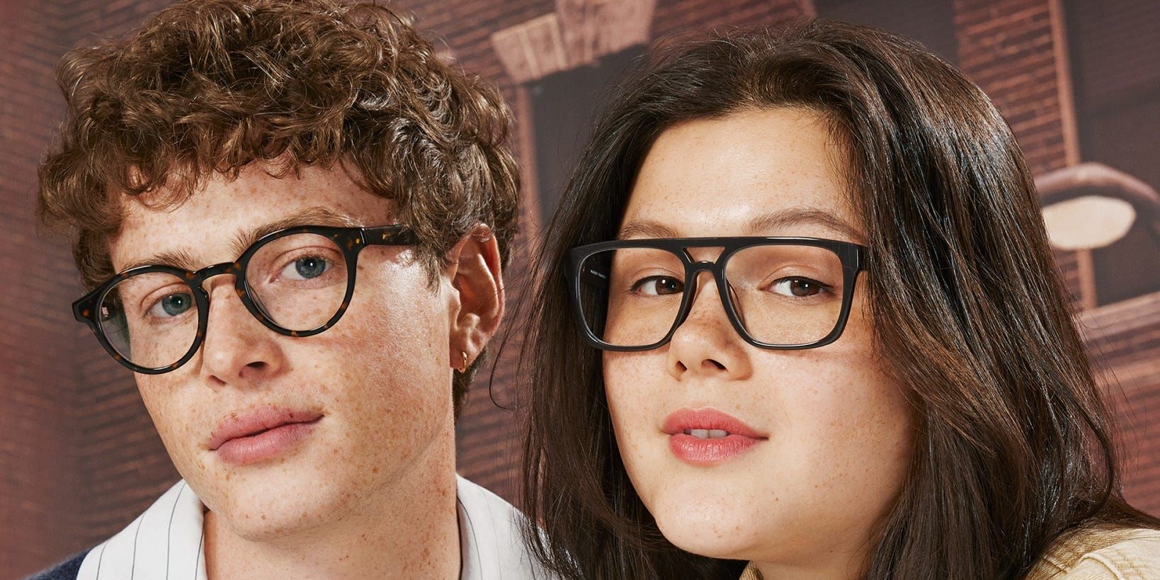 Duas pessoas usam óculos da Warby Parker, a escolha ideal para compras online. Reprodução: Business Insider