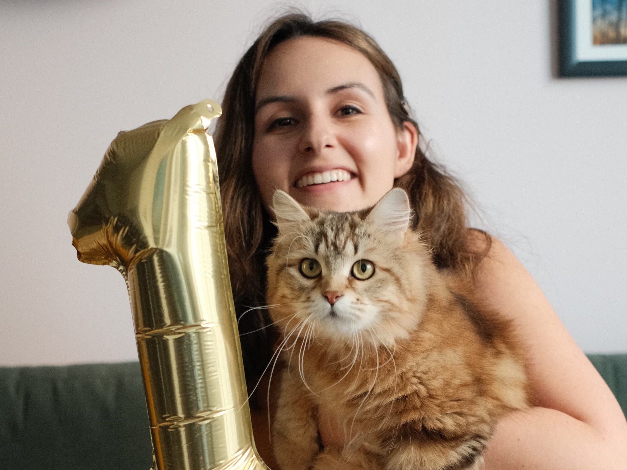 Mulher realiza festa de aniversário para seu gato, refletindo sobre sua jornada social e superação da solidão. Reprodução: Julia Pugachevsky
