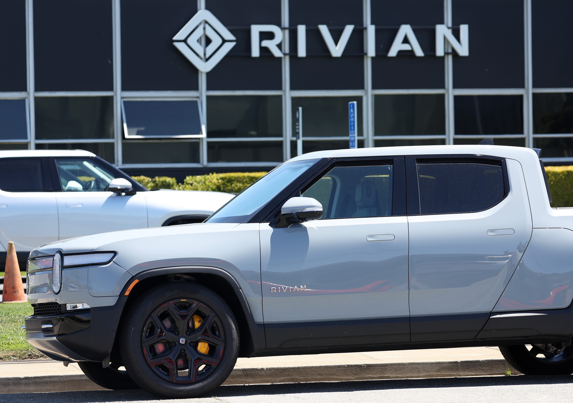 Rivian reporta queda nas entregas e produção de veículos no segundo trimestre de 2025. Reprodução: Business Insider