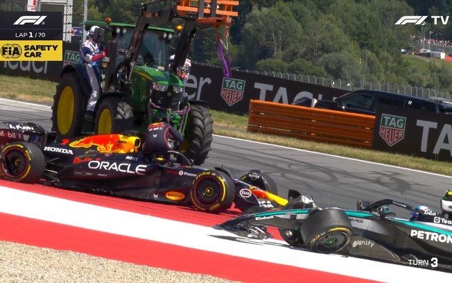 Antonelli colide com Verstappen, causando a saída de ambos na corrida. Reprodução: iG Esporte