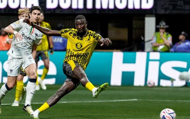 Serhou Guirassy brilha com dois gols na vitória do Dortmund sobre o Monterrey.; Legenda da imagem. Reprodução: iG Esporte