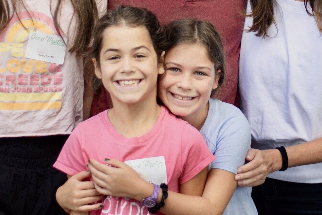 Hanna e Rebecca Lawrence, gêmeas de 8 anos, estão entre as vítimas das inundações devastadoras no Texas. Reprodução: AP