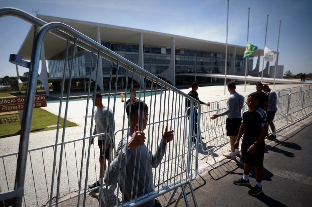 GSI recoloca grades no Palácio do Planalto antes de manifestação de Nikolas. Reprodução: Oglobo
