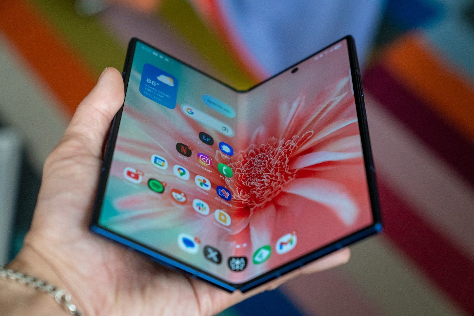 Apple investe em tecnologia para competir no mercado de dispositivos dobráveis com a linha Galaxy Z Fold. Reprodução: Gizmodo
