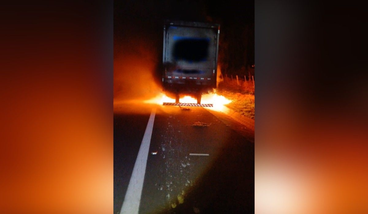Carreta transportando peças agrícolas pega fogo na Rodovia Dona Leonor Mendes de Barros em Marília. Reprodução: Globo