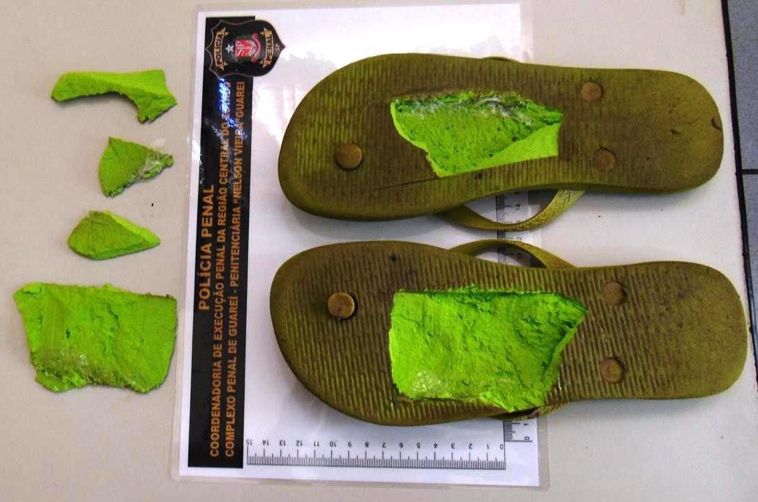 Mulher é presa ao tentar ingressar em penitenciária com maconha escondida no chinelo. Reprodução: Globo