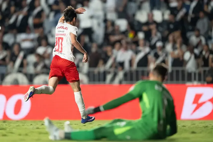 Vasco joga mal, perde para o Bragantino em São Januário e cola no Z4