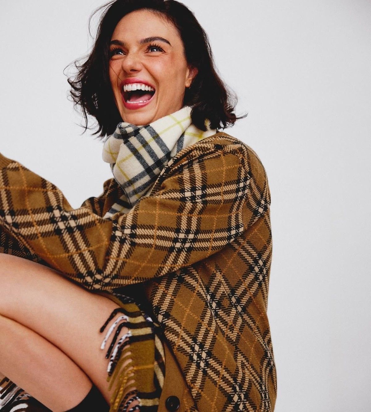 Isis Valverde brilha em sua estreia internacional no cinema