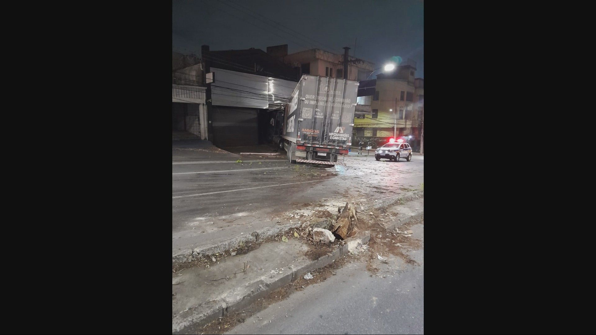 Caminhão perde o controle e atinge comércio na Avenida Amazonas, BH; porta danificada e trânsito interditado. Legenda da imagem. Reprodução: Retorno do item 11