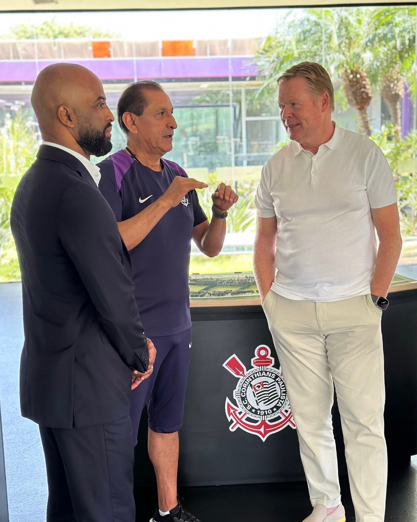 Ronald Koeman visita CT do Corinthians em São Paulo