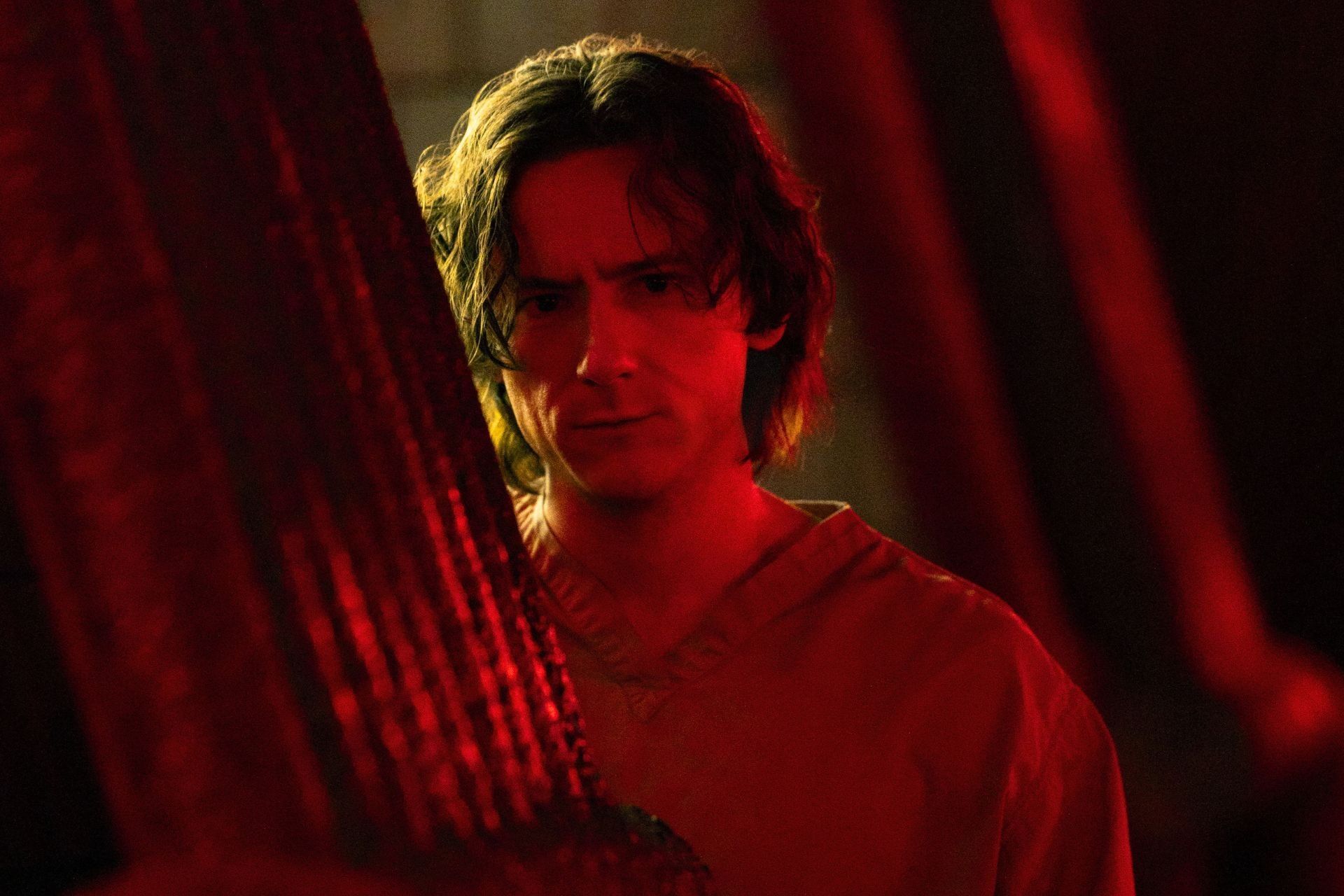 Lewis Pullman se junta ao elenco da paródia de 'Star Wars' como filho de Lone Starr. Reprodução: Gizmodo