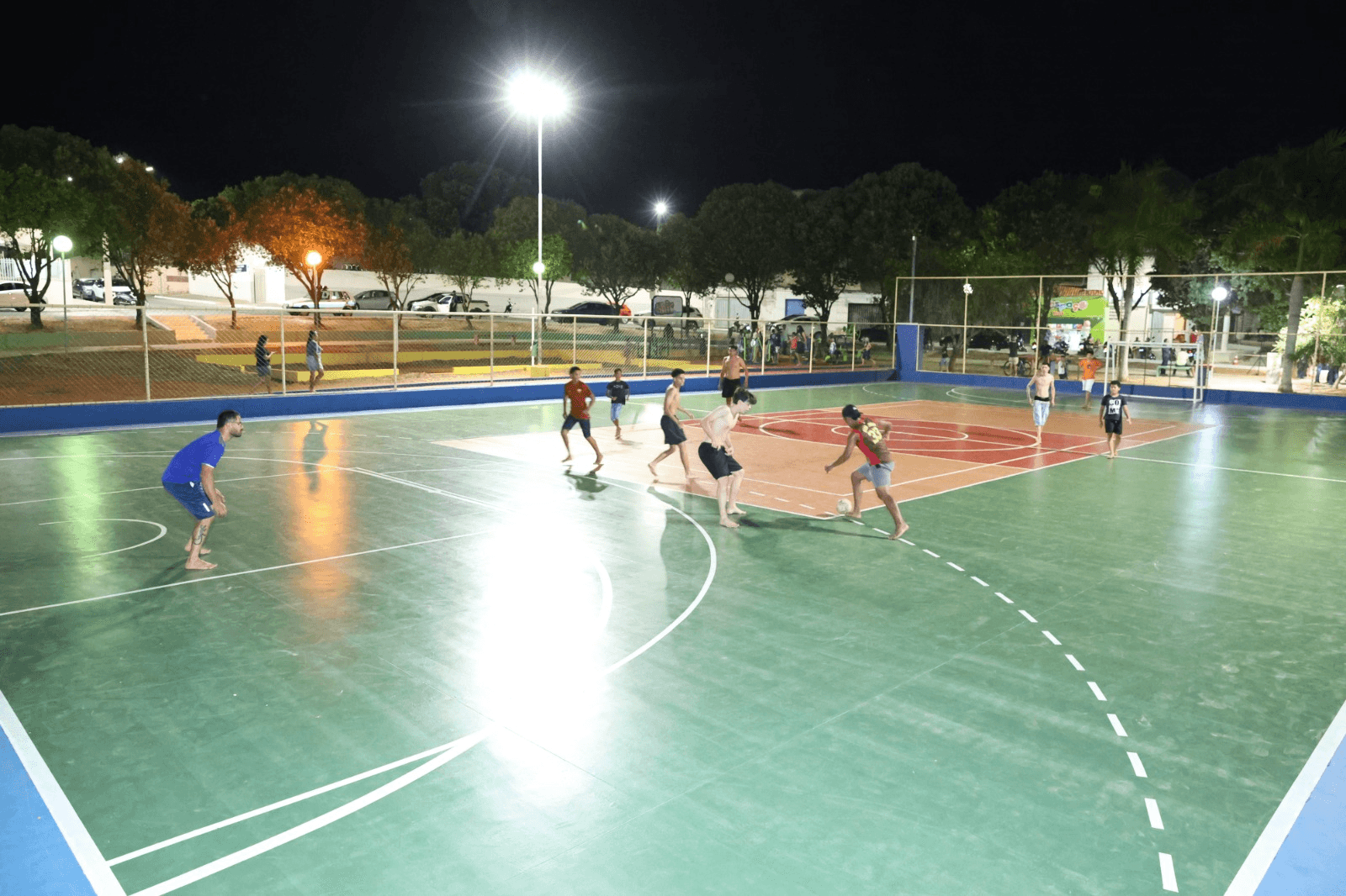 Prefeito inaugurou quadra esportiva e revitalização da praça no bairro Antônio Pimenta. Reprodução: G1