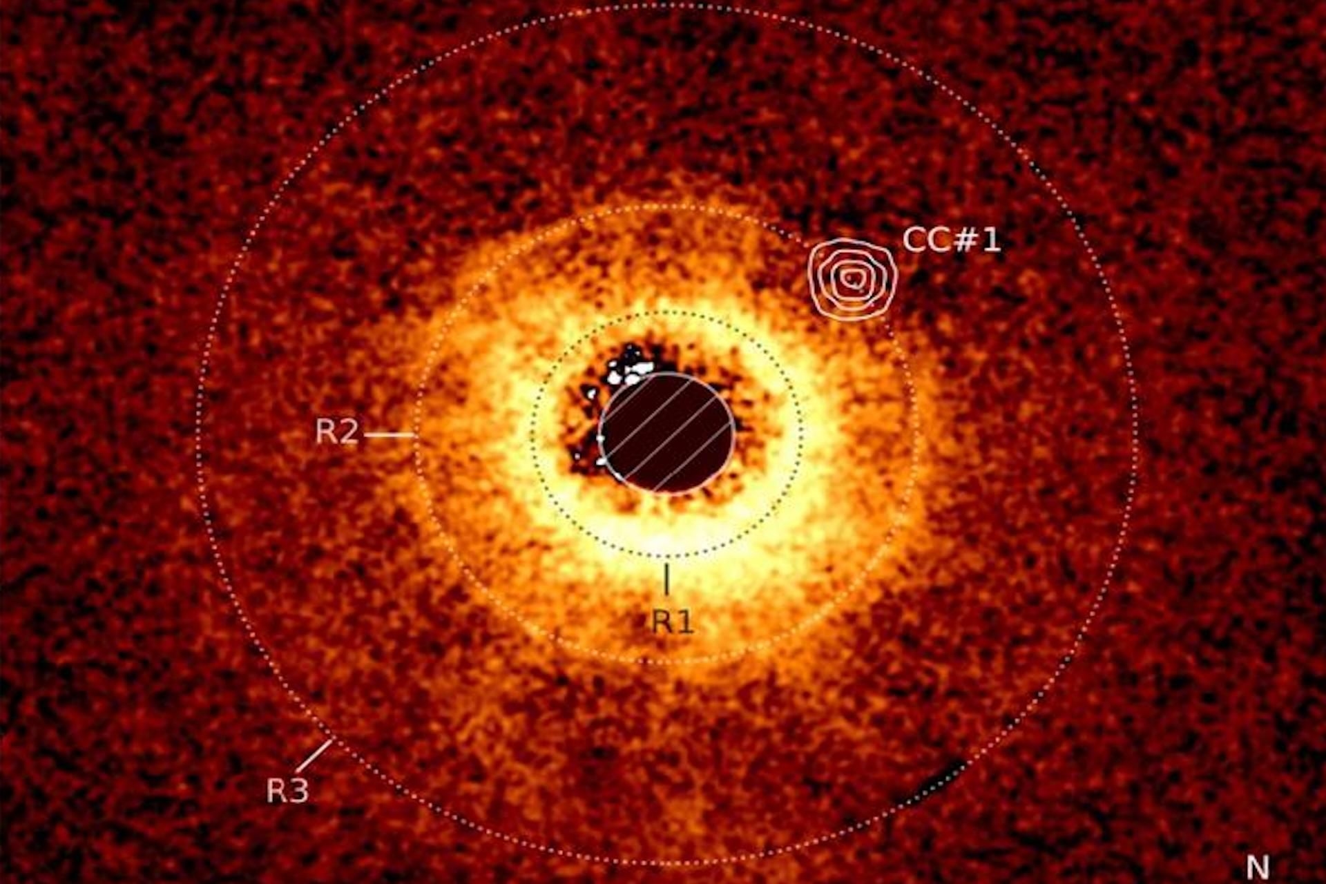 Imagem revela o disco ao redor da estrela TWA 7, destacando novas descobertas do JWST.; Reprodução: Gizmodo