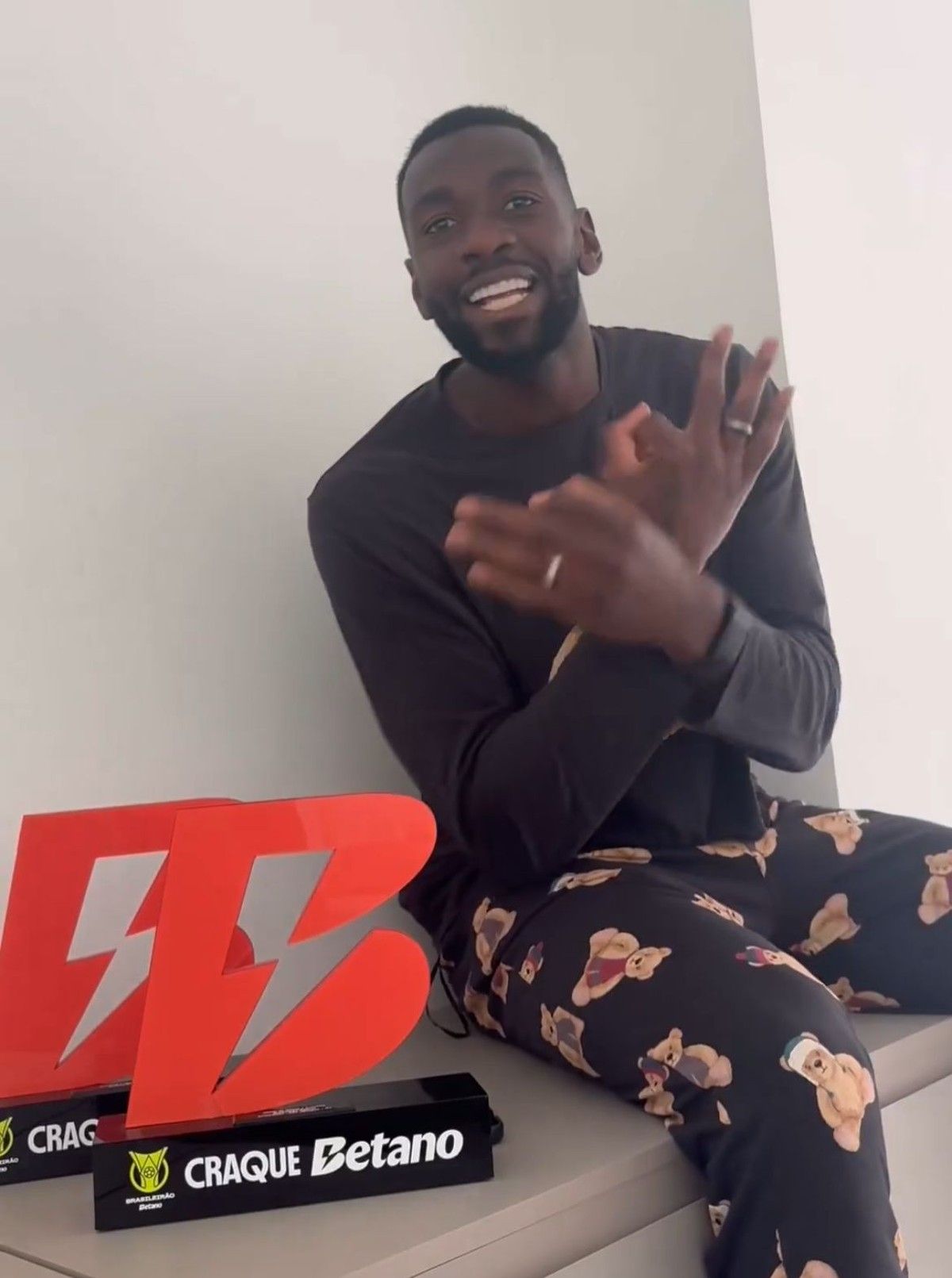 Bolasie comemora vitória do Cruzeiro sobre o Vasco e provoca rival. Reprodução: Globo