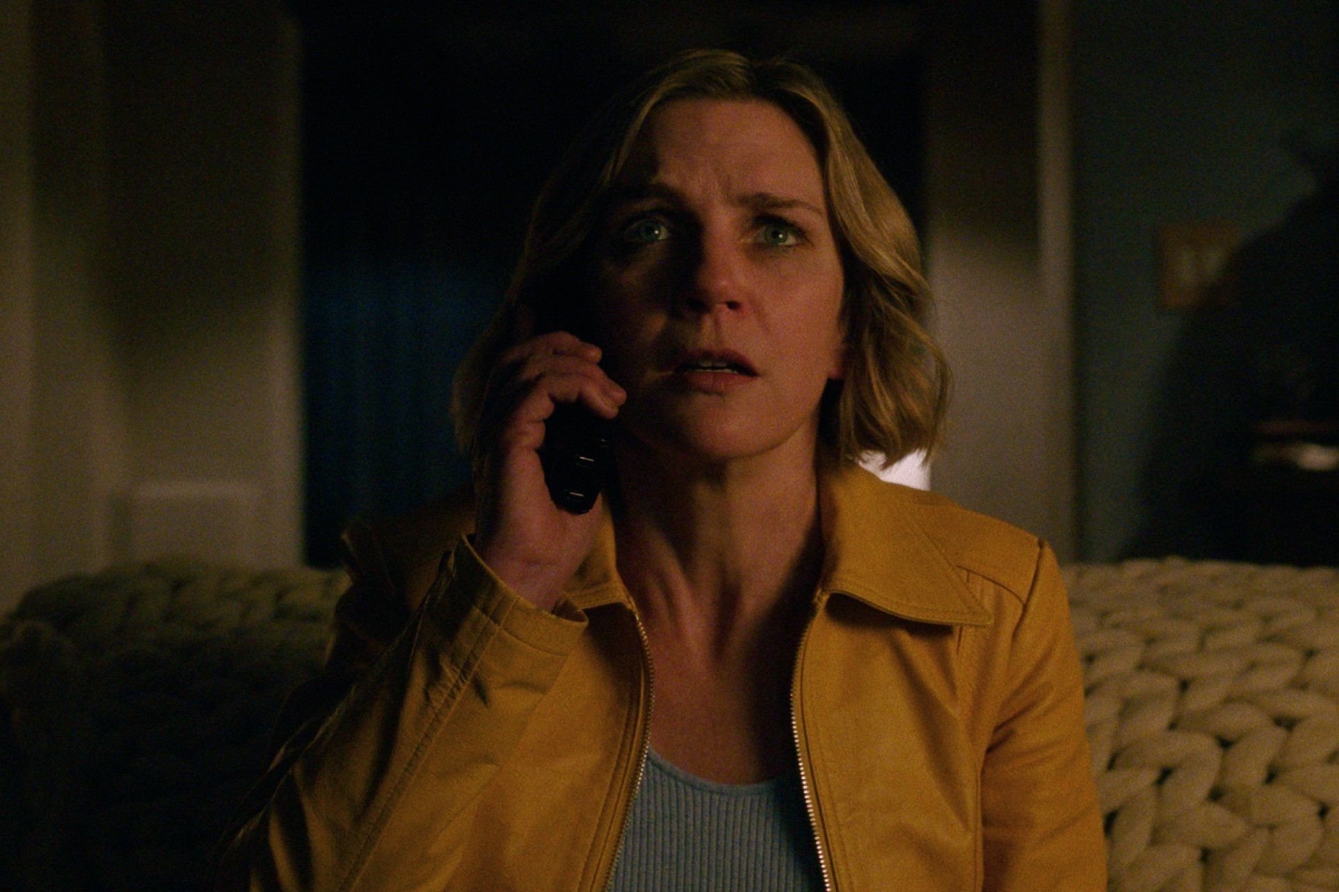 Rhea Seehorn em destaque na nova série 'Pluribus', já renovada para a segunda temporada. Reprodução: Gizmodo