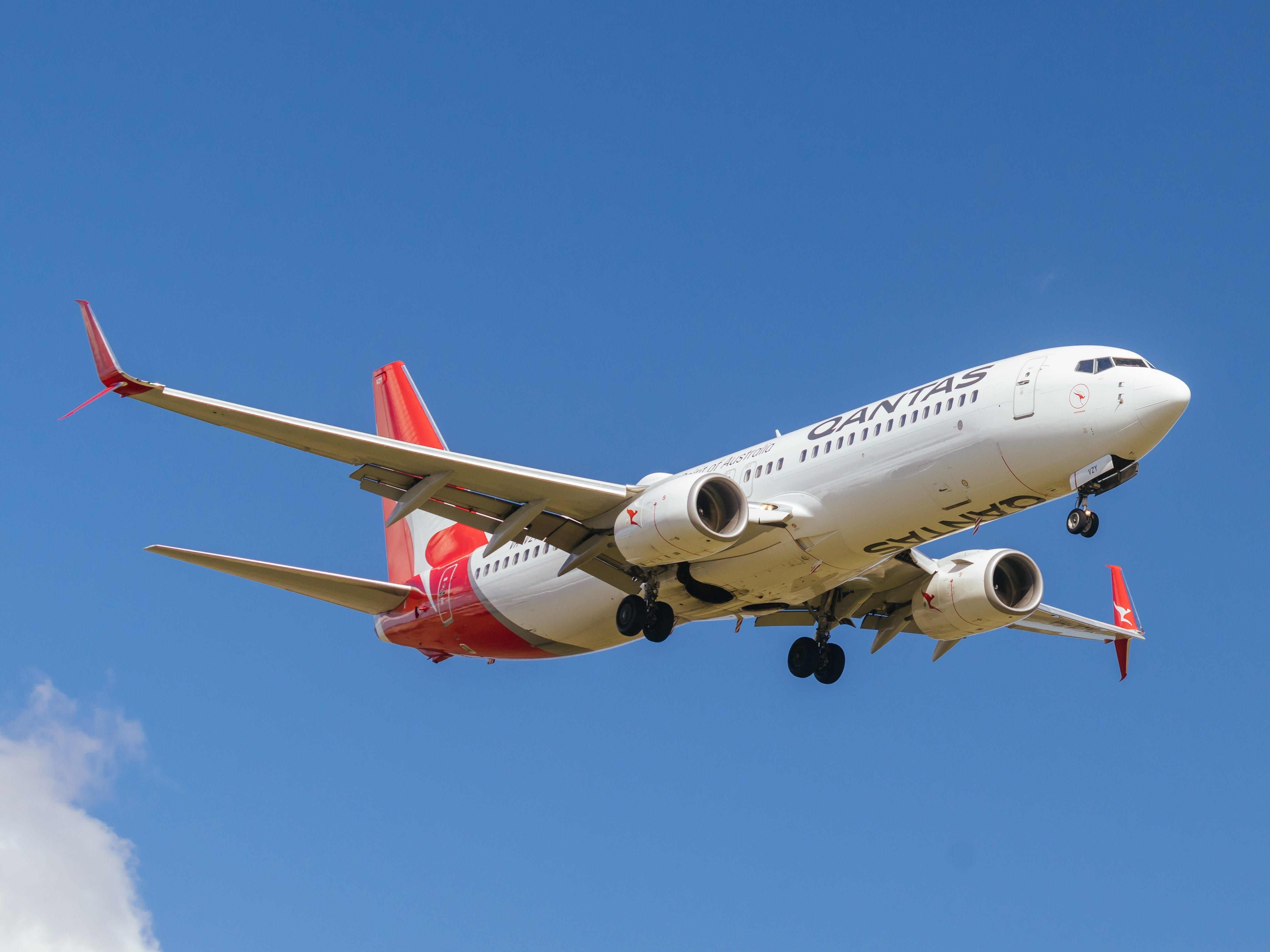 Avião da Qantas sobrevoando um céu limpo, destacado como a escolha preferida de um viajante frequente. Reprodução: Business Insider