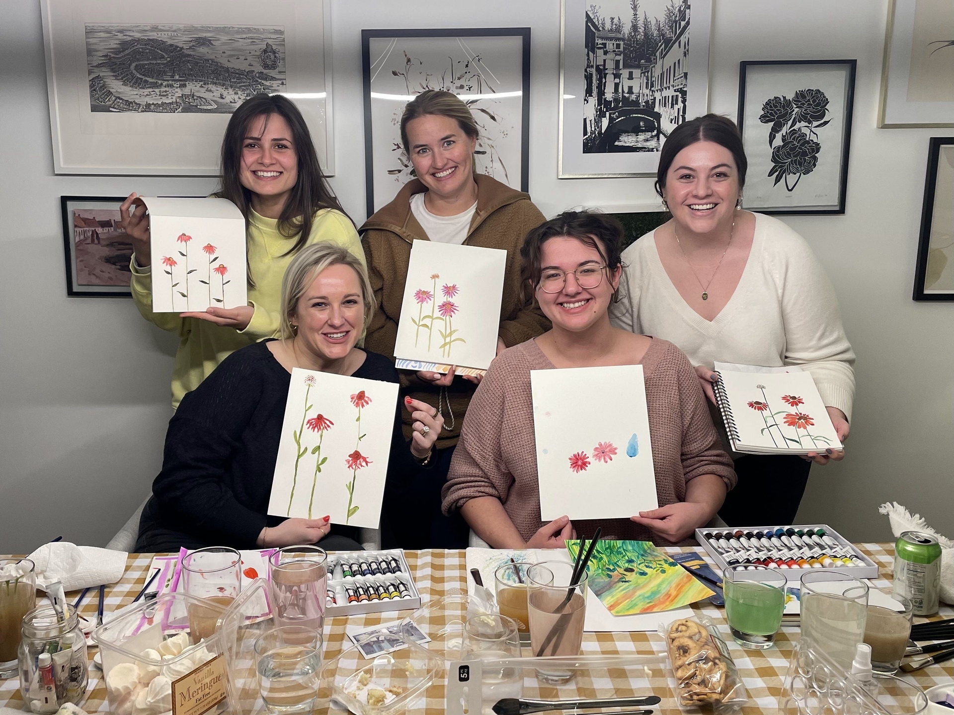 Autora, à direita, organiza festas temáticas para amigos, incluindo uma festa de aquarelas. Legenda da imagem. Reprodução: Alyssa Hakanson