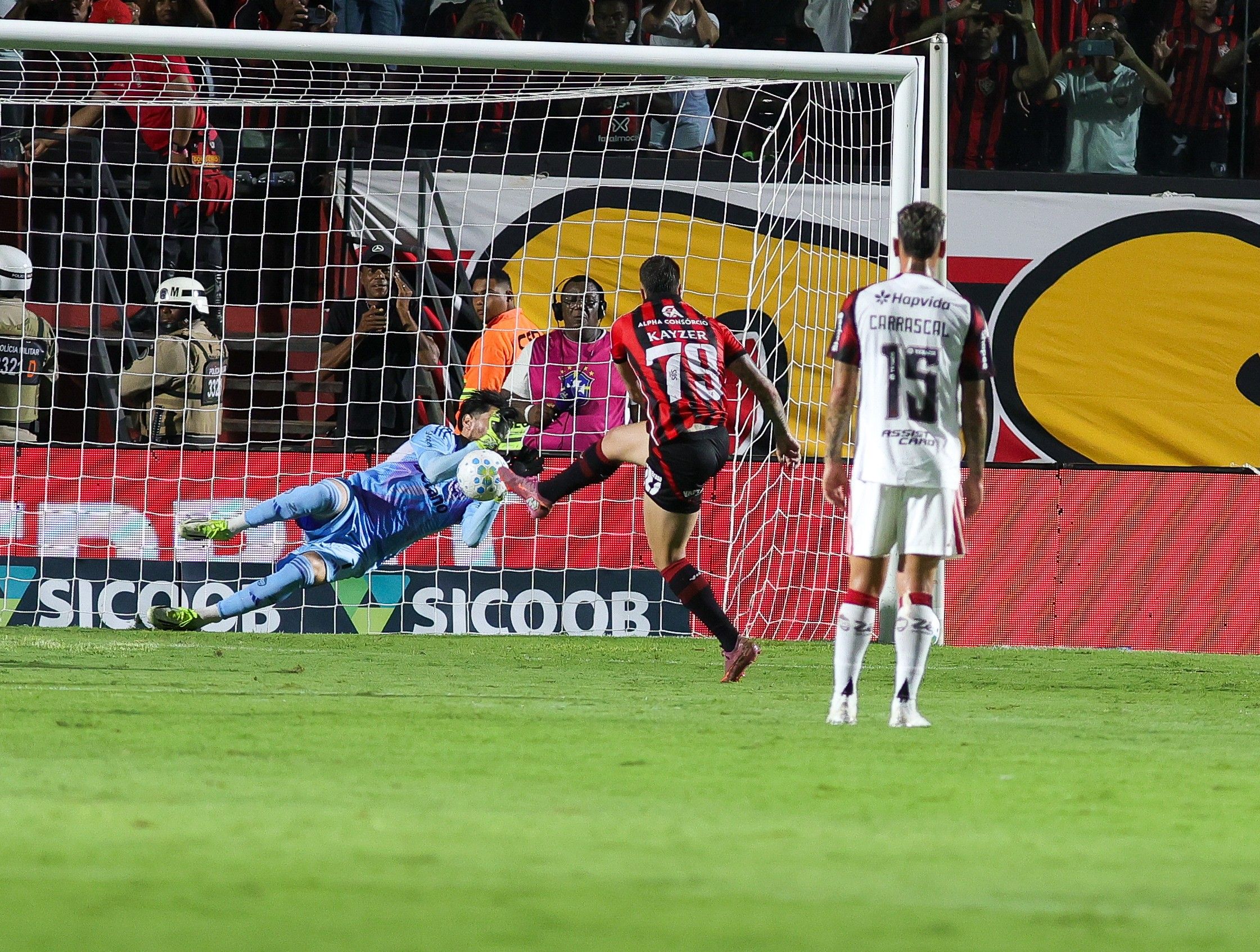 Rossi defende pênalti pelo Flamengo e acerta o lado em 65% das cobranças. Reprodução: Ge