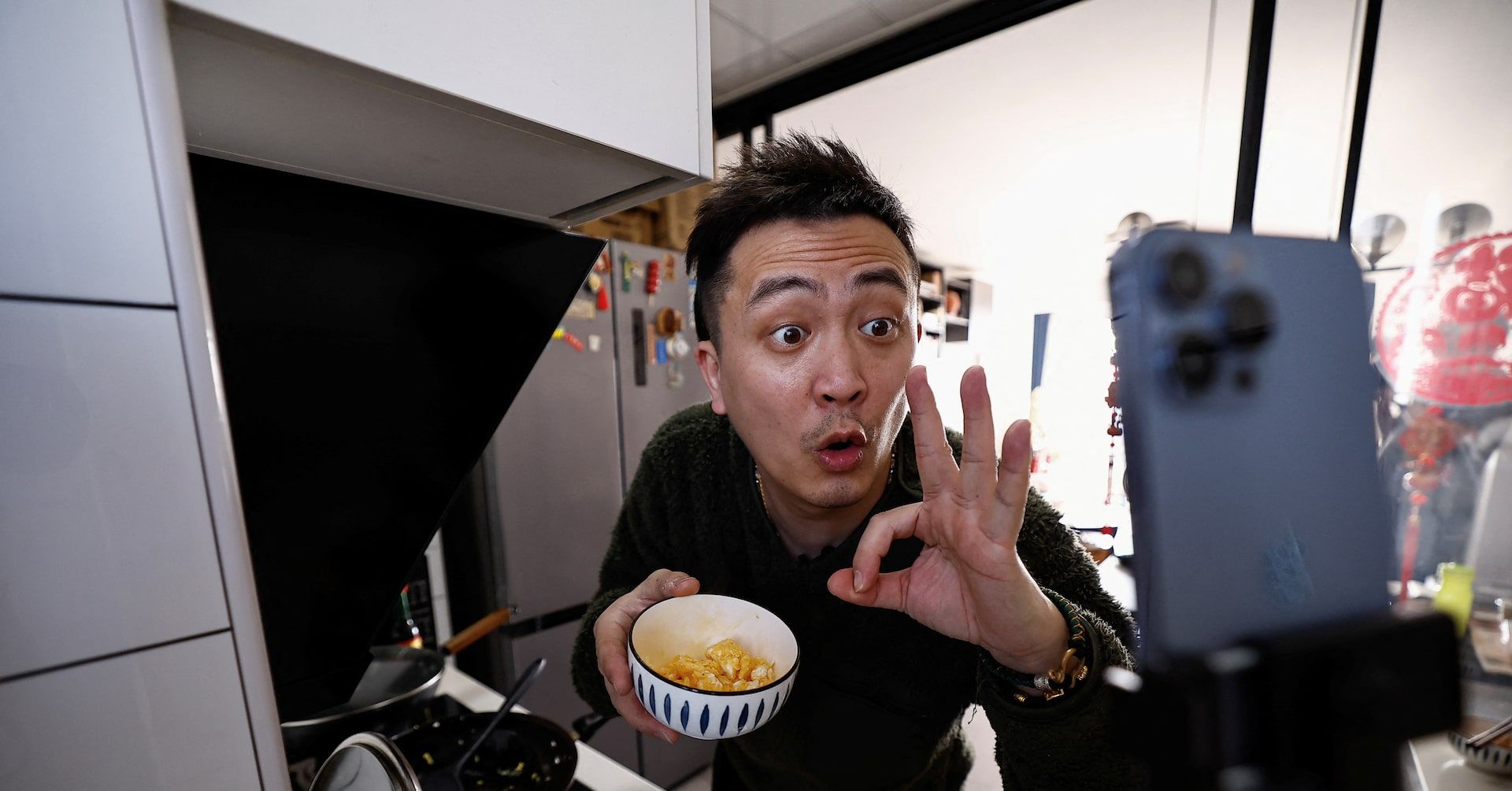 Yu Bo produz vídeos de culinária humorísticos para conectar China e EUA. Reprodução: Reuters