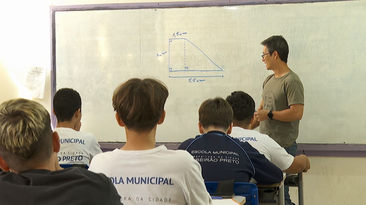 Aula de matemática em Ribeirão Preto, SP, durante as inscrições da Prova Nacional Docente. Reprodução: Globo