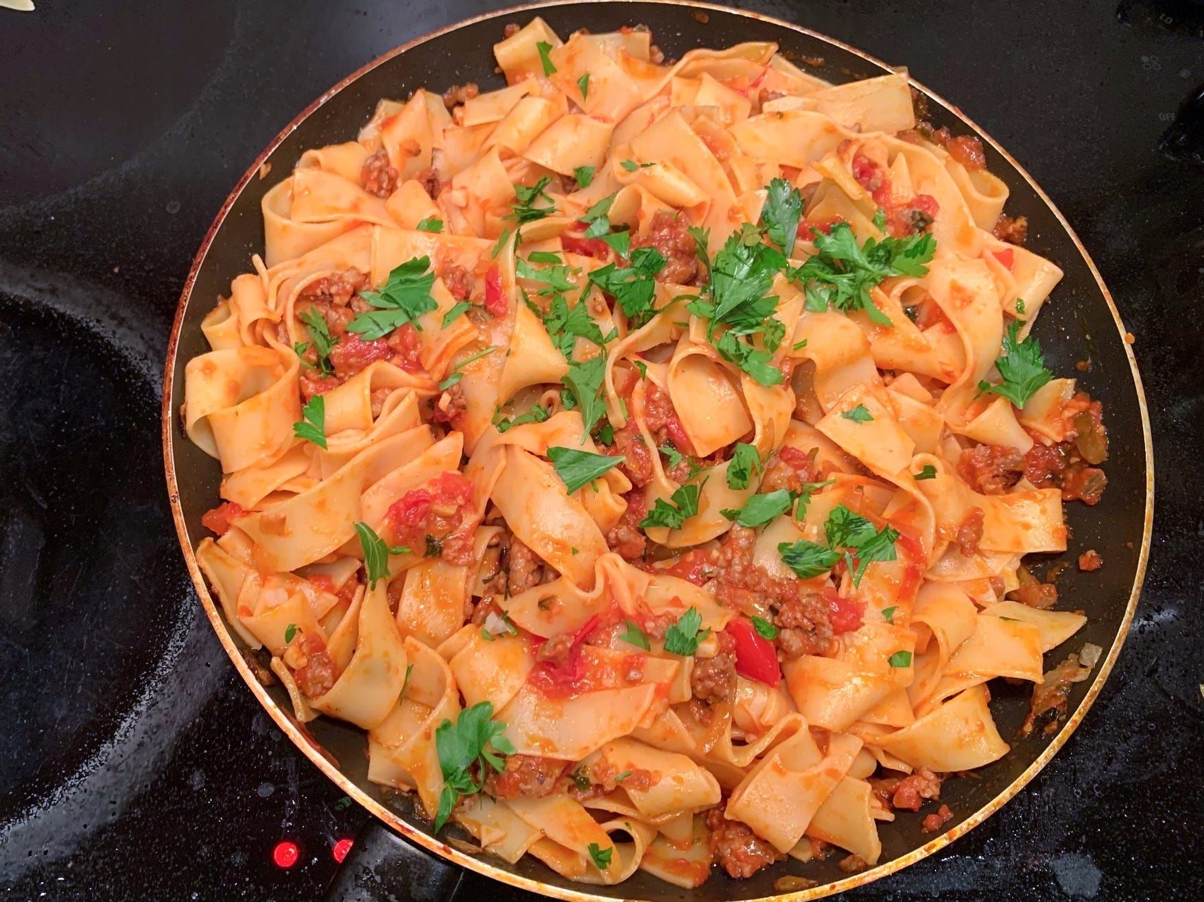 Preparando a receita de tagliatelle com molho Bolognese do chef Gordon Ramsay. Reprodução: Anneta Konstantinides/Business Insider