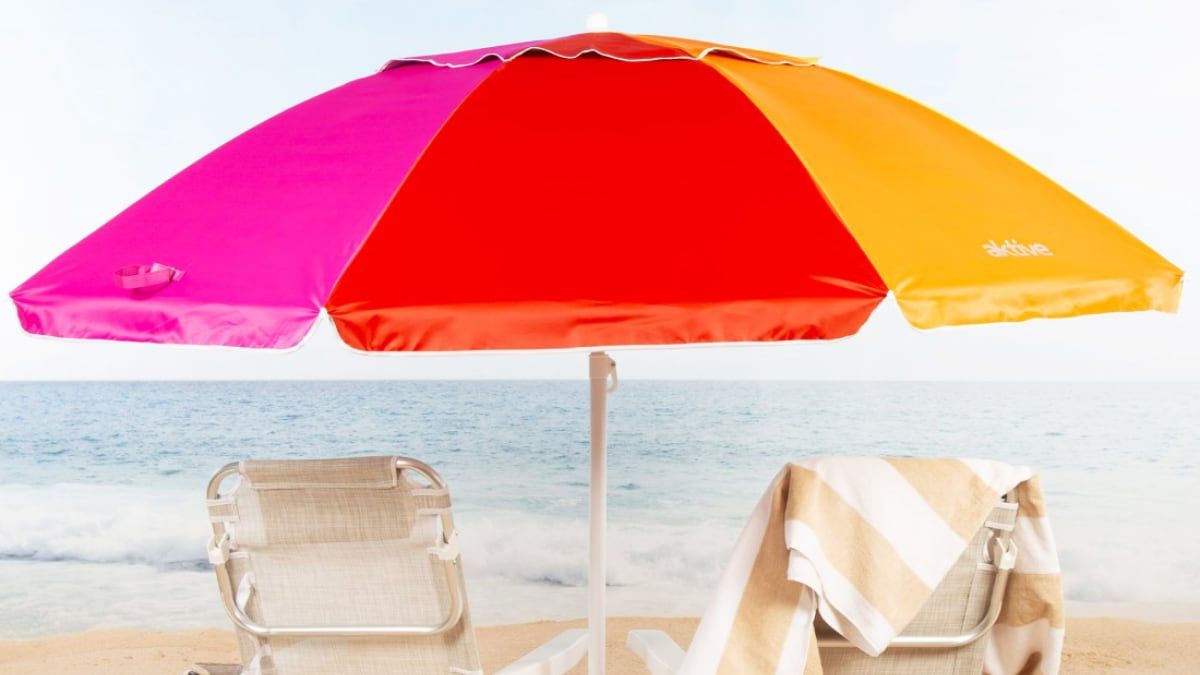 Sombrinha de praia antivento, destaque nas compras da Amazon para o verão. Reprodução: EL PAÍS Escaparate