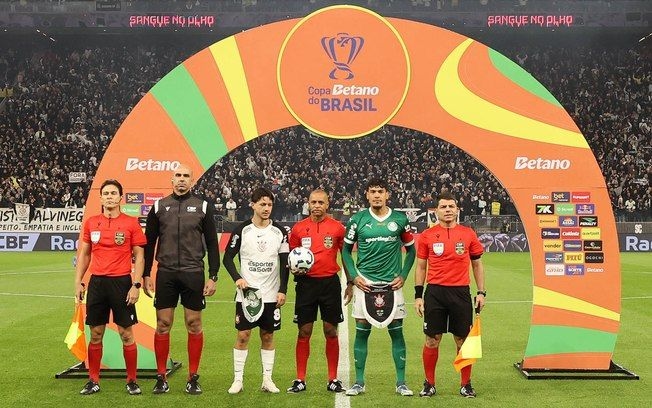 Palmeiras protesta contra decisões da arbitragem após Dérbi na Neo Química Arena. Reprodução: André Hernán