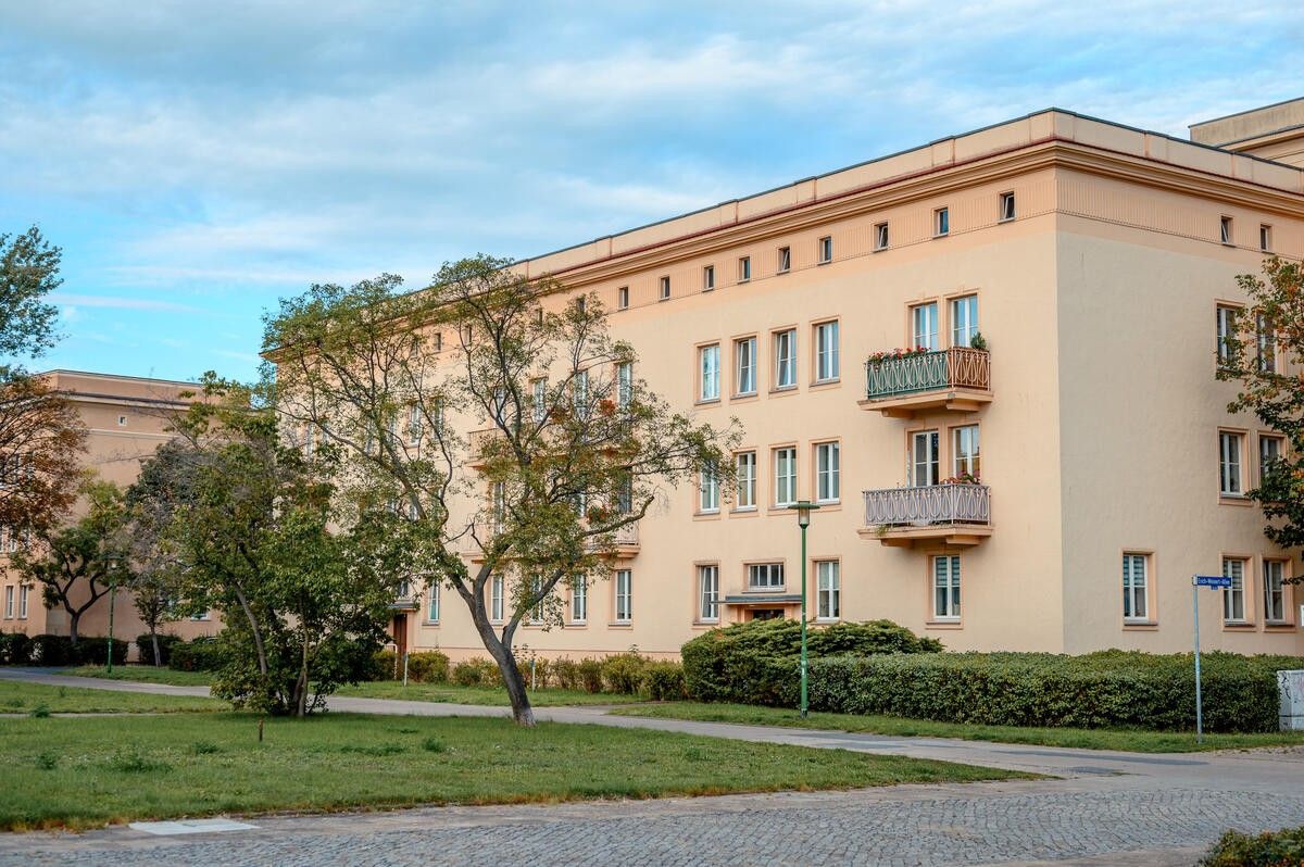 Eisenhüttenstadt oferece moradia gratuita para atrair ex-moradores e profissionais qualificados. Reprodução: Globo