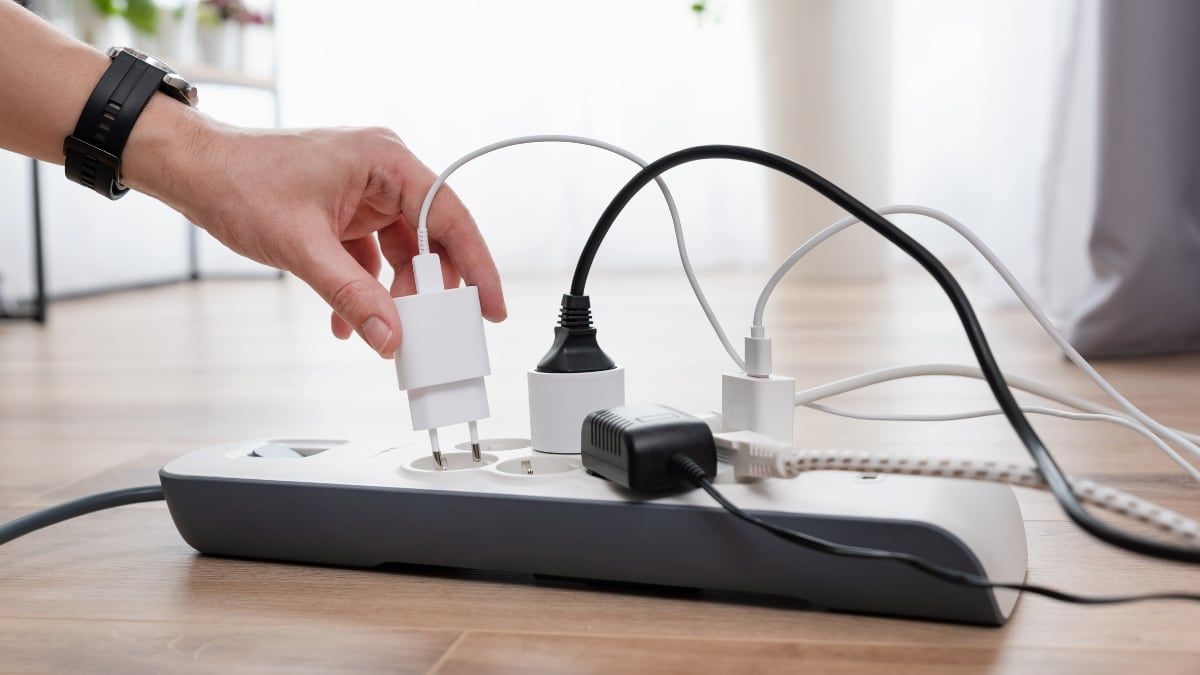 As regletas de energia ajudam a organizar e facilitar o uso de aparelhos eletrônicos em casa. Reprodução: EL PAÍS