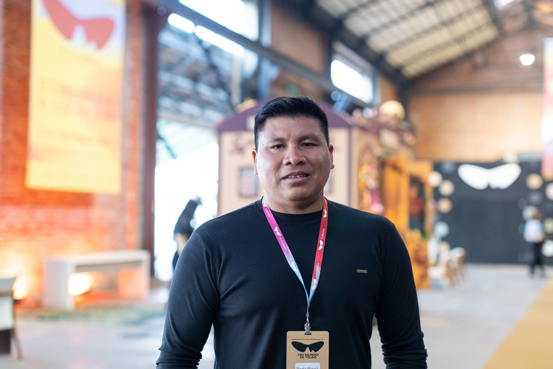 Txai Suruí e Piratá Waurá posam juntos no Festival do Rio 2025, discutindo participação indígena e COP30. Reprodução: Retorno do item 11