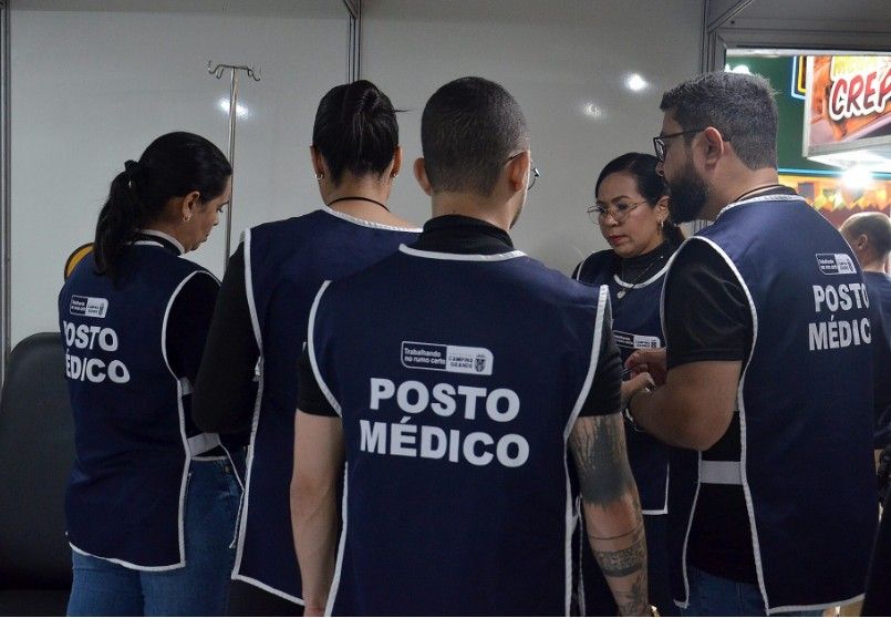 Paramédicos atendem situação de emergência no Parque do Povo, onde um idoso foi encontrado sem vida. Reprodução: Globo