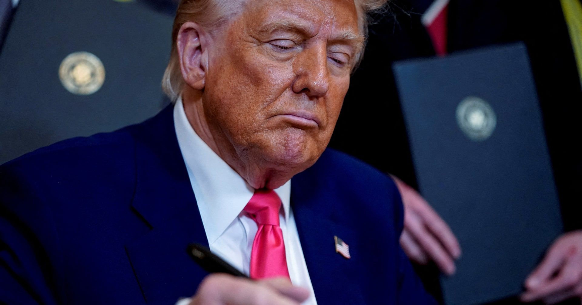 Donald Trump anuncia tarifas de 104% sobre produtos chineses, intensificando a guerra comercial global. Reprodução: Reuters