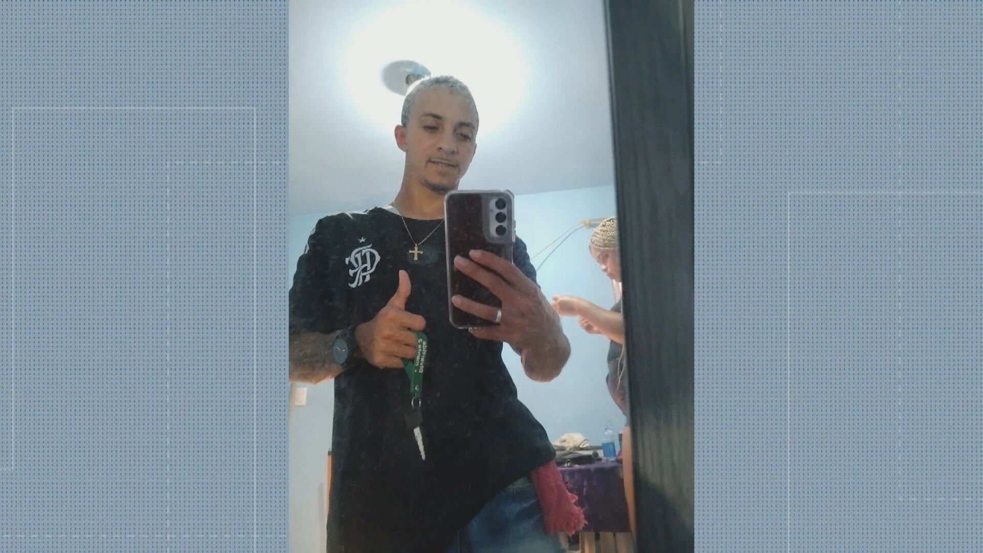 Parentes de Derick Igidio Simas, assassinado em Mesquita, buscam respostas no IML.; Reprodução: TV Globo