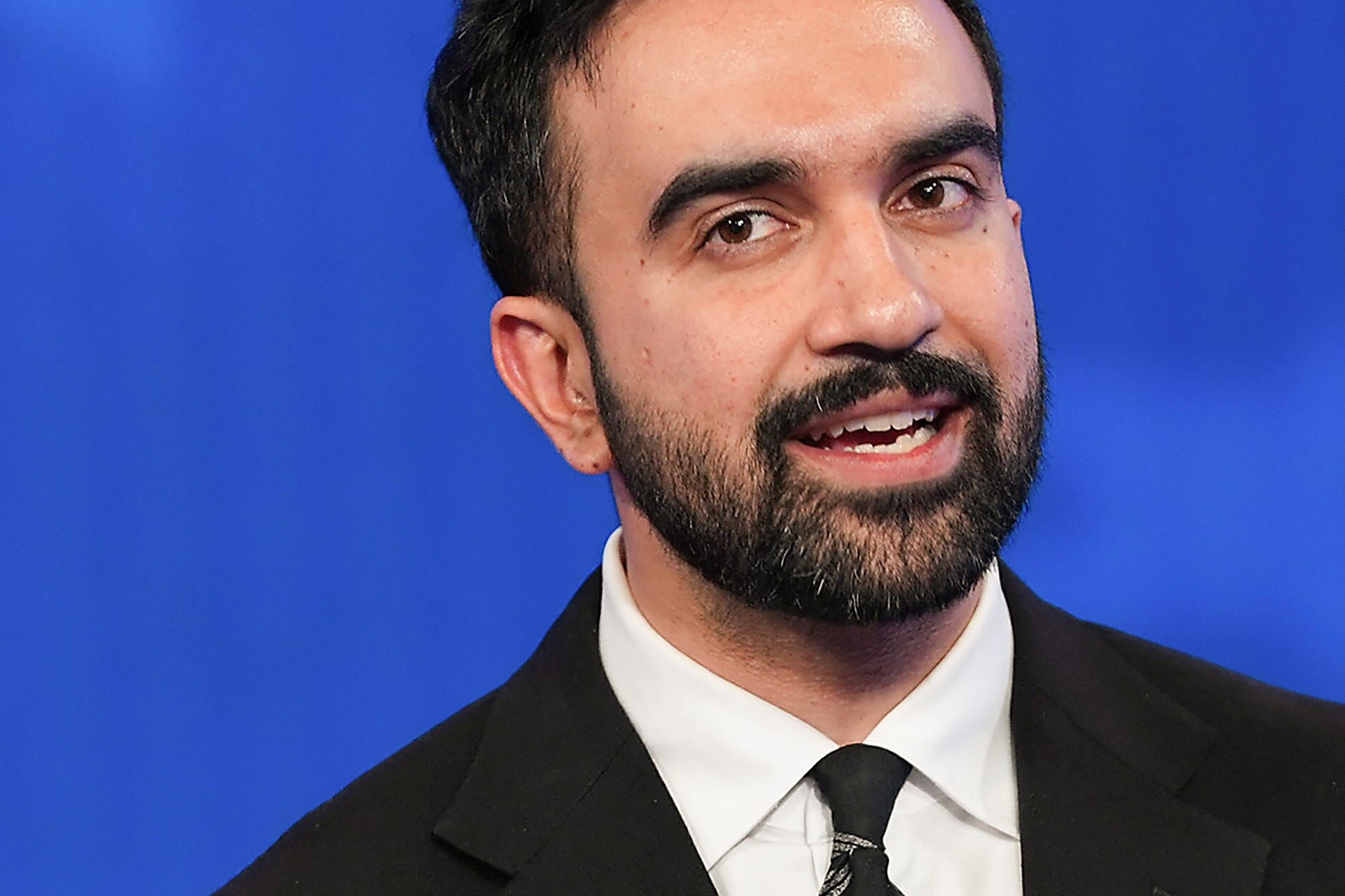 Zohran Mamdani em debate para prefeito de NYC, defendendo acessibilidade para atrair empresas. Reprodução: Retorno do item 11