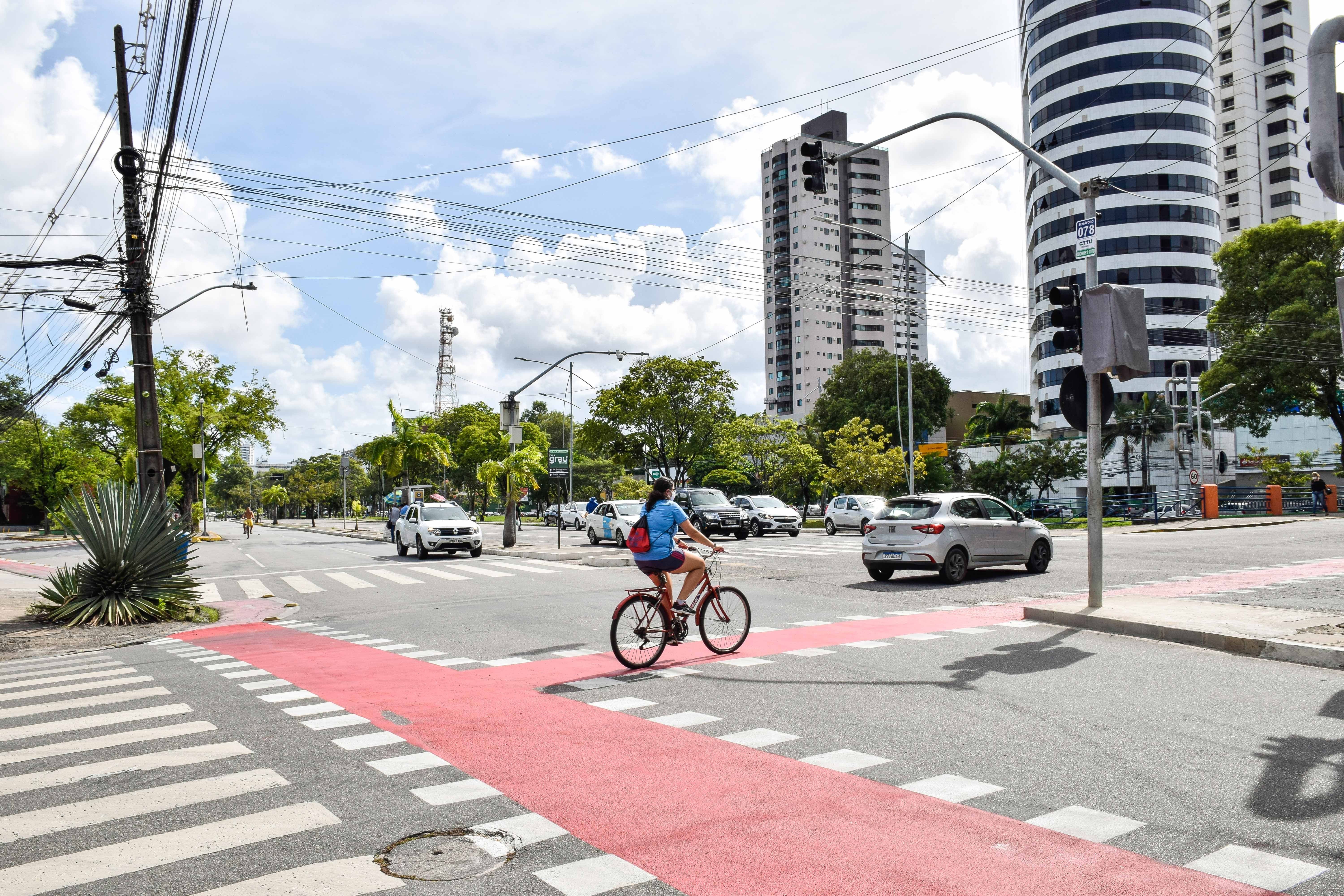 Nova ciclofaixa no Recife permite patinetes e motos elétricas.. Reprodução: G1