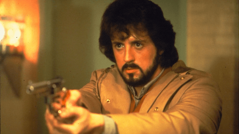 Sylvester Stallone explora uma nova faceta dramática em Falcões da Noite. Reprodução: Terra