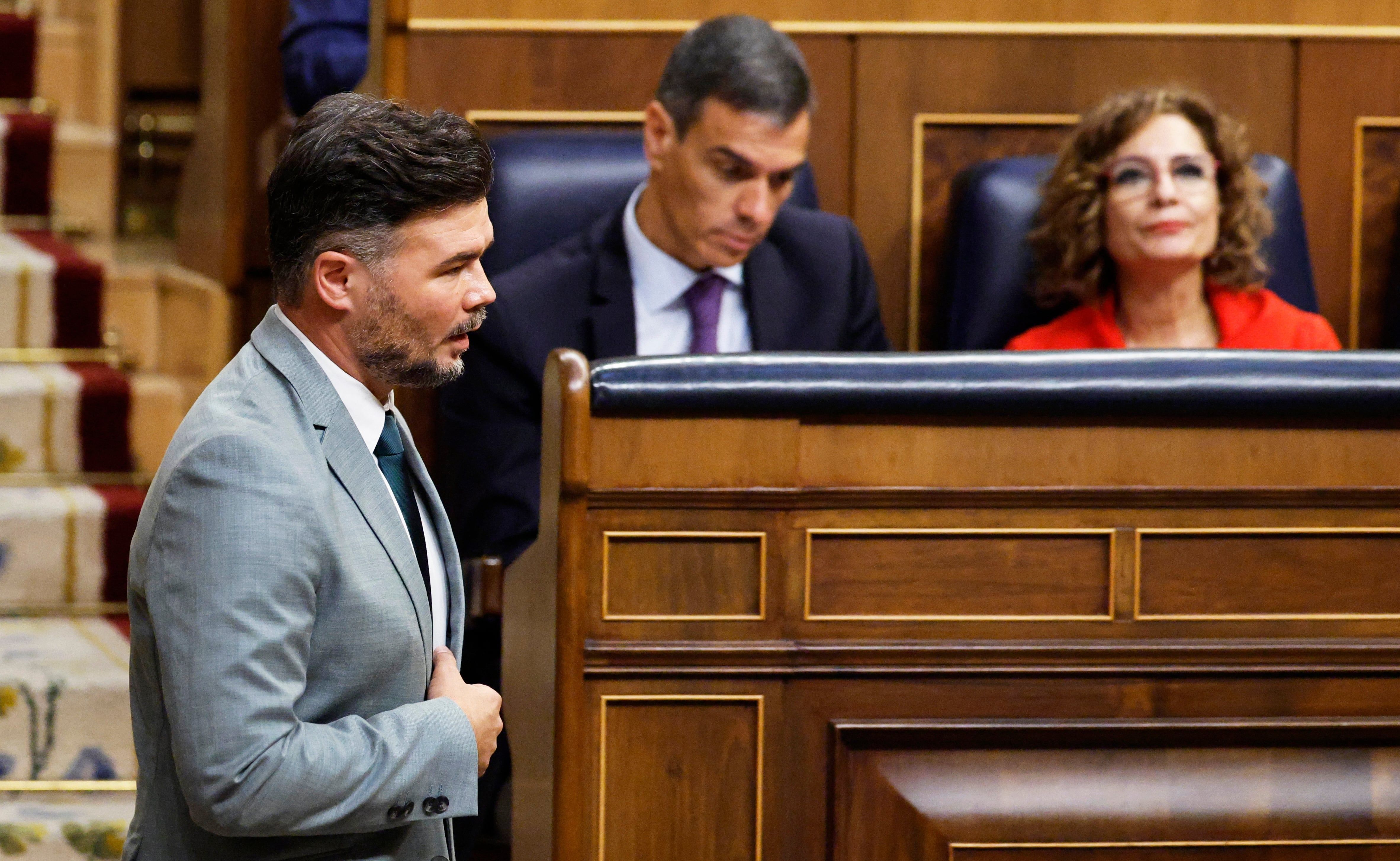Gabriel Rufián e Pedro Sánchez discutem condições para a investidura do presidente. Reprodução: El País