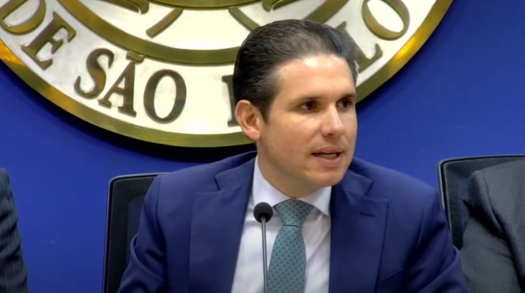 Presidente da Câmara discute perdão a condenados e a tensão entre os Poderes.; Reprodução: CNN Brasil