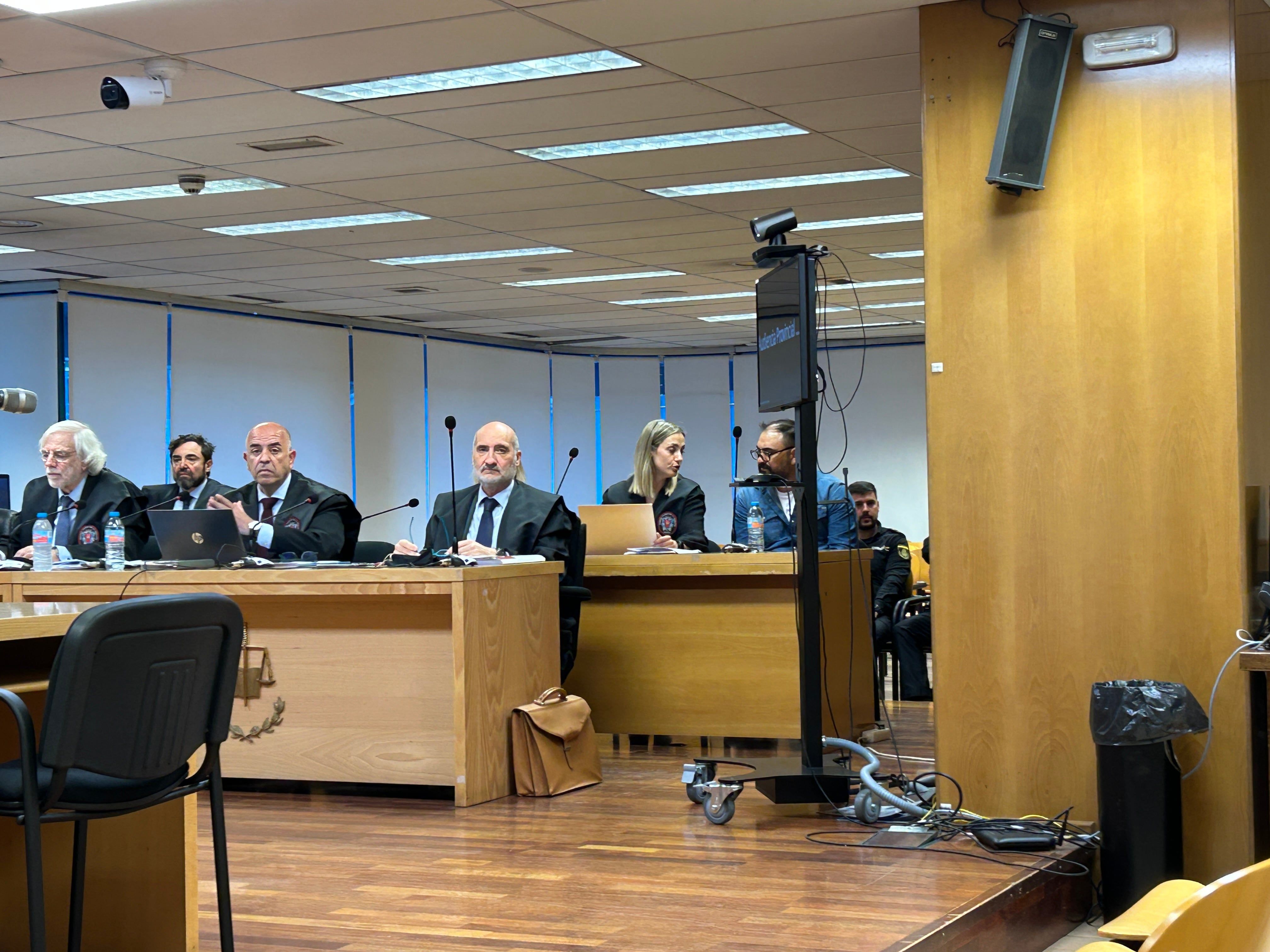 Micael da Silva, em conversa com sua advogada no início do julgamento por atropelamento em casamento em Madrid. Reprodução: El País