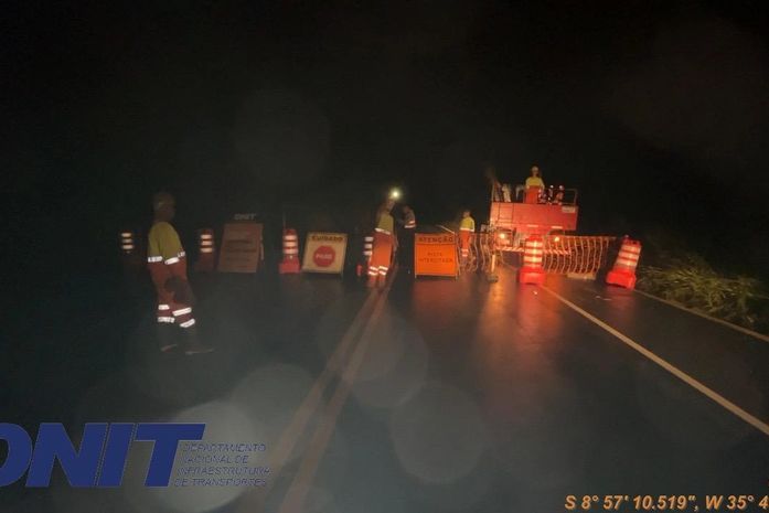 Trecho da BR-416 é interditado pelo Dnit devido ao risco de deslizamento. Reprodução: Redação