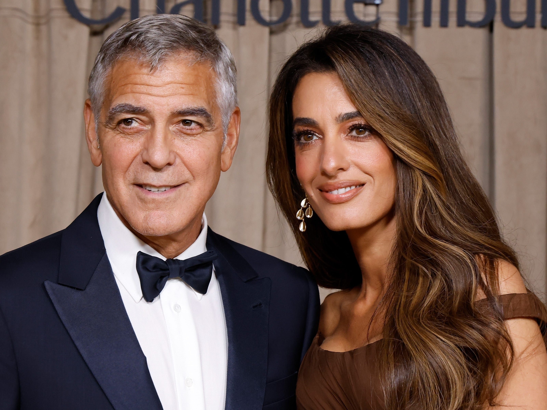 George Clooney e Amal Clooney na França; Clooney diz que prefere criar os filhos na França, longe de Hollywood. Legenda da imagem. Reprodução: Business Insider