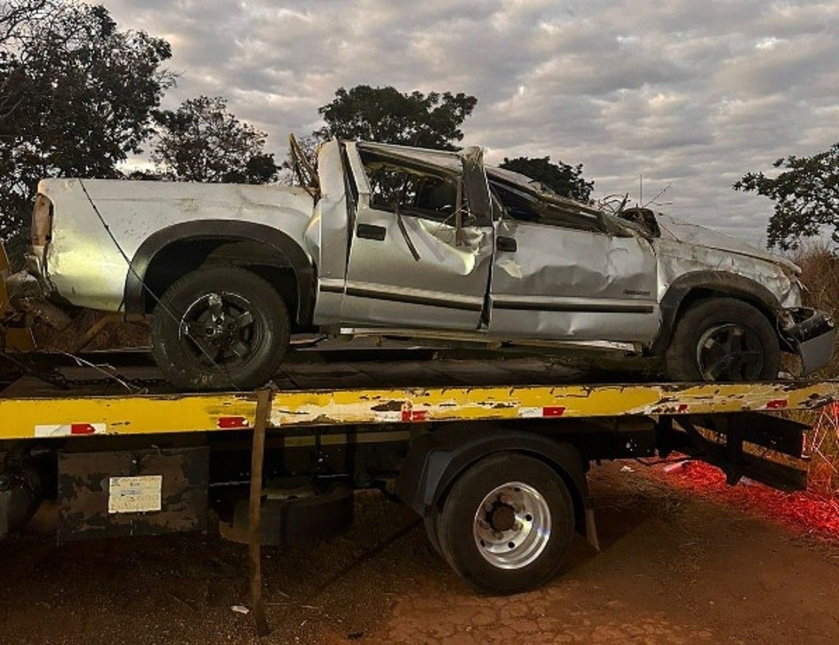 Caminhonete capotada na MG-190 após acidente fatal em Monte Carmelo. Legenda da imagem. Reprodução: Globo