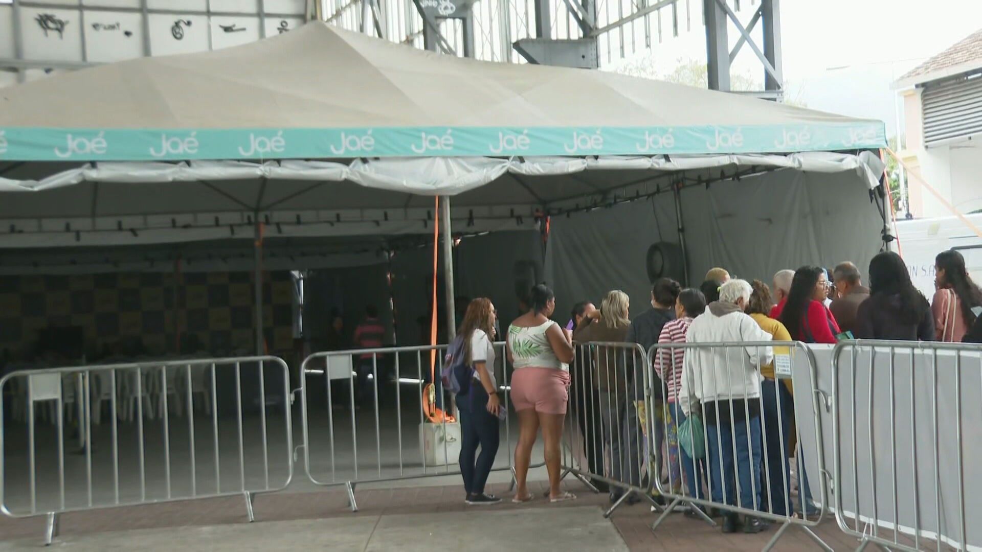 Passageiros formam fila em posto para resolver problemas com o novo sistema de bilhetagem Jaé.; Reprodução: Globo