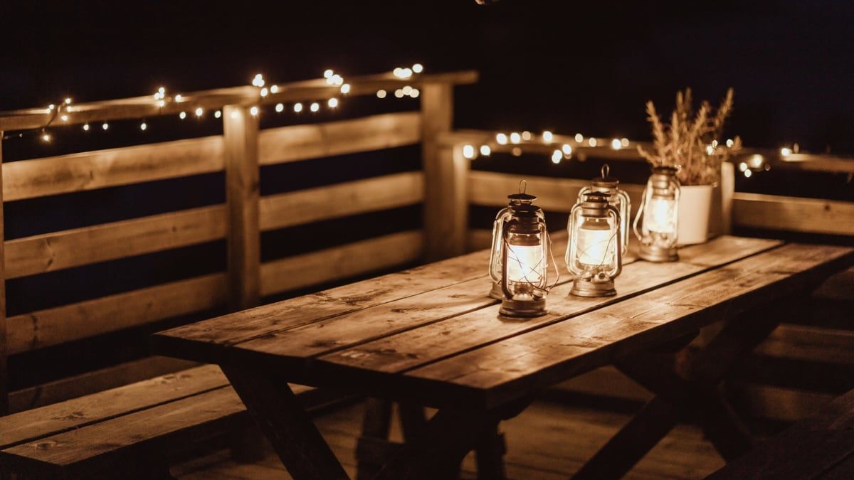 Iluminação exterior da Ikea transforma jantares ao ar livre em momentos mágicos.; Reprodução: El País