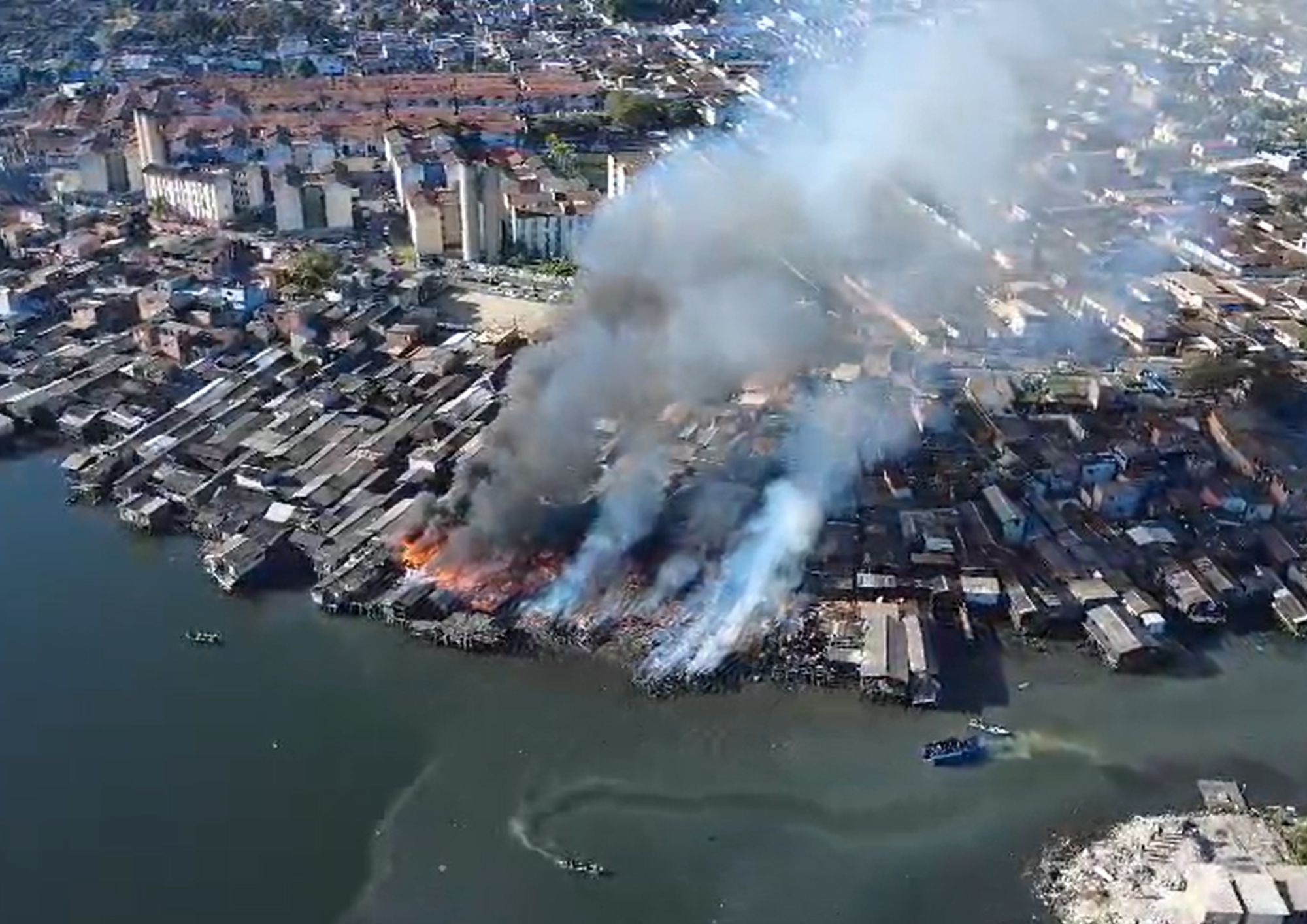 Incêndio devastador atinge comunidade Caminho São Sebastião em Santos, deixando centenas de famílias desabrigadas. Reprodução: G1.